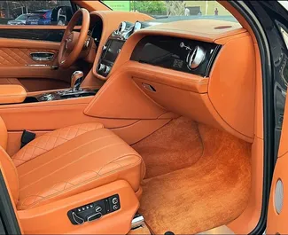 Intérieur de Bentley Bentayga à louer dans les EAU. Une excellente voiture de 4 places avec une transmission Automatique.