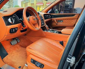 Bentley Bentayga 2022 vuokrattavissa Dubaissa, 250 km/päivä kilometrin rajalla.