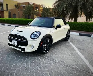 Frontvisning av en leiebil Mini Cooper S i Dubai, De Forente Arabiske Emirater ✓ Bil #5654. ✓ Automatisk TM ✓ 0 anmeldelser.