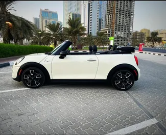 Interiør af Mini Cooper S til leje i De Forenede Arabiske Emirater. En fantastisk 4-sæders bil med en Automatisk transmission.