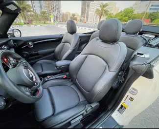 Mini Cooper S 2022 com sistema de Tração dianteira, disponível no Dubai.