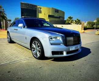 Vista frontal de un Rolls-Royce Ghost de alquiler en Dubai, EAU ✓ Coche n.º 5655. ✓ Automático TM ✓ 0 opiniones.