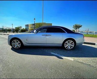Ενοικίαση Rolls-Royce Ghost. Αυτοκίνητο Πρίμιουμ, Πολυτέλεια προς ενοικίαση στα Ηνωμένα Αραβικά Εμιράτα ✓ Κατάθεση 5000 AED ✓ Επιλογές ασφάλισης: TPL.
