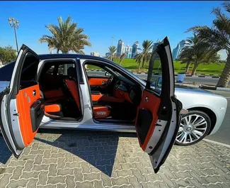 A Rolls-Royce Ghost beltere bérlésre az Egyesült Arab Emírségekben. Nagyszerű 4-üléses autó Automatikus váltóval.