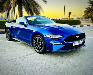 Frontvisning af en udlejnings Ford Mustang Cabrio i Dubai, De Forenede Arabiske Emirater ✓ Bil #5651. ✓ Automatisk TM ✓ 0 anmeldelser.