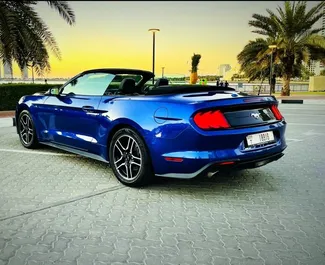 Ford Mustang Cabrio 2022 disponible à la location à Dubaï, avec une limite de kilométrage de illimité.