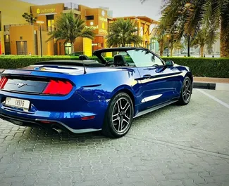 Interior do Ford Mustang Cabrio para aluguer nos Emirados Árabes Unidos. Um excelente carro de 4 lugares com transmissão Automático.