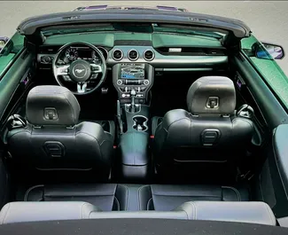 Ford Mustang Cabrio 2022 tillgänglig för uthyrning i Dubai, med en körsträckegräns på obegränsad.