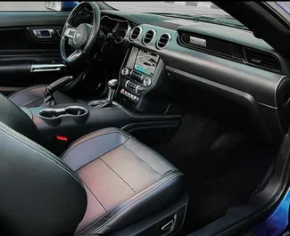 ドバイにてで利用可能なリアドライブシステム搭載のFord Mustang Cabrio 2022。