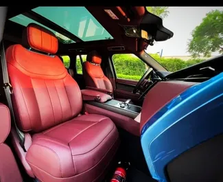 두바이에서에서 사용 가능한 전면 드라이브 시스템이 장착된 Range Rover Vogue 2023.