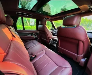 Interior do Range Rover Vogue para aluguer nos Emirados Árabes Unidos. Um excelente carro de 5 lugares com transmissão Automático.