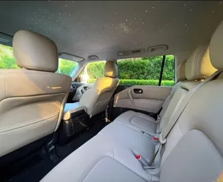 Interiér Nissan Patrol k pronájmu v SAE. Skvělé auto s 7 sedadly a převodovkou Automatické.