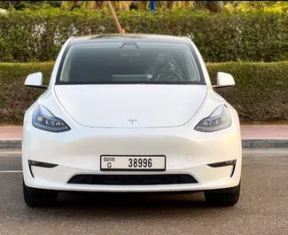Vista frontale di un noleggio Tesla Model Y – Long Range a Dubai, Emirati Arabi Uniti ✓ Auto #5663. ✓ Cambio Automatico TM ✓ 0 recensioni.