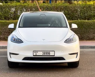 Framvy av en hyrbil Tesla Model Y – Long Range i Dubai, Förenade Arabemiraten ✓ Bil #5663. ✓ Växellåda Automatisk TM ✓ 0 recensioner.