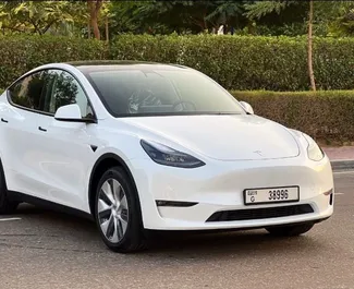 Tesla Model Y – Long Range 2023 med Främre drivenhet-system, tillgänglig i Dubai.