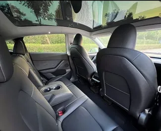 Interior do Tesla Model Y – Long Range para aluguer nos Emirados Árabes Unidos. Um excelente carro de 4 lugares com transmissão Automático.