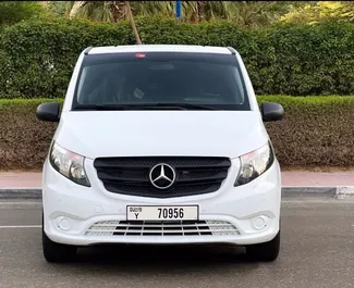 Vista frontal de un Mercedes-Benz Vito de alquiler en Dubai, EAU ✓ Coche n.º 5645. ✓ Automático TM ✓ 0 opiniones.