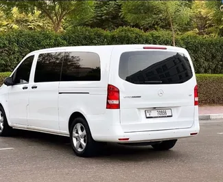 Mercedes-Benz Vito 2023 disponible para alquilar en Dubai, con límite de millaje de ilimitado.