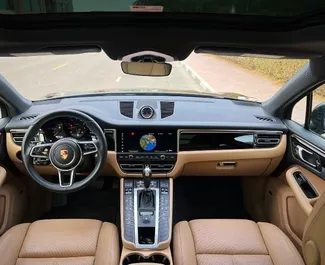 Vooraanzicht van een huurauto Porsche Macan in Dubai, Verenigde Arabische Emiraten ✓ Auto #5660. ✓ Transmissie Automatisch TM ✓ 0 beoordelingen.
