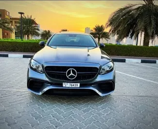 Μπροστινή όψη ενοικιαζόμενου Mercedes-Benz E300 στο Ντουμπάι, Ηνωμένα Αραβικά Εμιράτα ✓ Αριθμός αυτοκινήτου #5659. ✓ Κιβώτιο ταχυτήτων Αυτόματο TM ✓ 0 κριτικές.