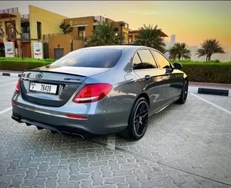 Mercedes-Benz E300 udlejning. Premium Bil til udlejning i De Forenede Arabiske Emirater ✓ Depositum på 3000 AED ✓ TPL forsikringsmuligheder.