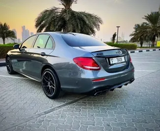 Motor Gasolina L do Mercedes-Benz E300 2022 para aluguel no Dubai.