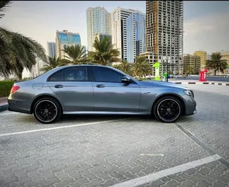 아랍에미리트에서에서 대여 가능한 Mercedes-Benz E300의 인테리어. 자동 변속기가 장착된 멋진 5인승 차량입니다.