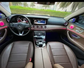 Mercedes-Benz E300 2022, Dubai'de için kiralık, sınırsız kilometre sınırı ile.