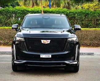 Bilutleie av Cadillac Escalade 2023 i i De Forente Arabiske Emirater, inkluderer ✓ Bensin drivstoff og  hestekrefter ➤ Starter fra 1782 AED per dag.