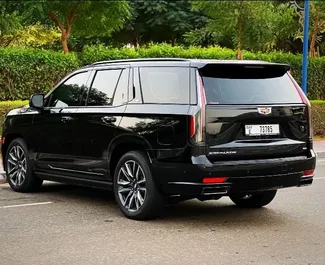 Intérieur de Cadillac Escalade à louer dans les EAU. Une excellente voiture de 7 places avec une transmission Automatique.