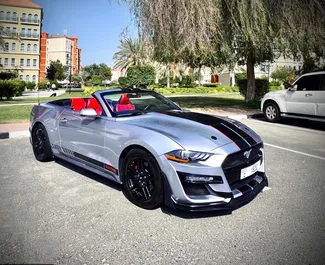 Vista frontal de un Ford Mustang Cabrio de alquiler en Dubai, EAU ✓ Coche n.º 5738. ✓ Automático TM ✓ 0 opiniones.