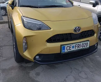 Frontvisning av en leiebil Toyota Yaris Cross i Ljubljana, Slovenia ✓ Bil #5657. ✓ Manuell TM ✓ 0 anmeldelser.