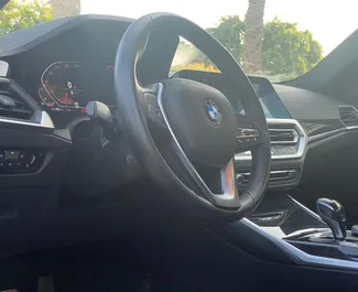 BMW 330i location. Confort, Premium Voiture à louer dans les EAU ✓ Dépôt de 1500 AED ✓ RC, CDW options d'assurance.