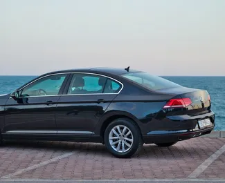 Volkswagen Passat 2018 automašīnas noma Melnkalnē, iezīmes ✓ Dīzeļdegviela degviela un 150 zirgspēki ➤ Sākot no 45 EUR dienā.