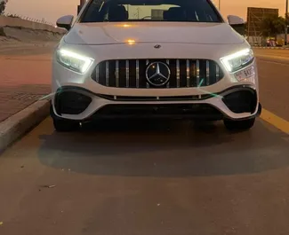 Vista frontal de um aluguel Mercedes-Benz A45-S no Dubai, Emirados Árabes Unidos ✓ Carro #6155. ✓ Transmissão Automático TM ✓ 0 avaliações.