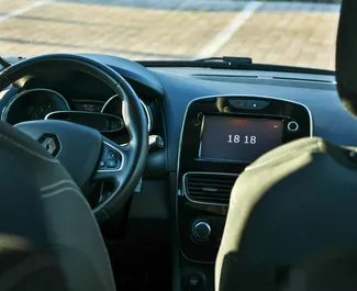 Renault Clio 4のレンタル。モンテネグロにてでの経済カーレンタル ✓ 保証金なし ✓ TPL, CDW, SCDW, FDW, 乗客数, 海外の保険オプション付き。