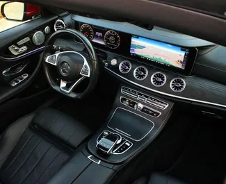 Mercedes-Benz E-Class Coupe 2021 automašīnas noma AAE, iezīmes ✓ Benzīns degviela un 250 zirgspēki ➤ Sākot no 490 AED dienā.
