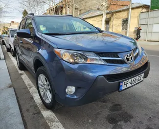 Sprednji pogled najetega avtomobila Toyota Rav4 v v Kutaisiju, Georgia ✓ Avtomobil #5809. ✓ Menjalnik Samodejno TM ✓ Mnenja 5.