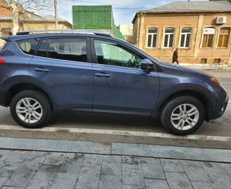 Najem avtomobila Toyota Rav4 2014 v v Gruziji, z značilnostmi ✓ gorivo Bencin in 175 konjskih moči ➤ Od 125 GEL na dan.