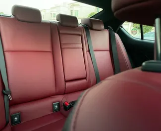 Lexus IS300 2022 automobilio nuoma JAE, savybės ✓ Benzinas degalai ir 250 arklio galios ➤ Nuo 375 AED per dieną.