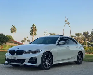 Framvy av en hyrbil BMW 330i i Dubai, Förenade Arabemiraten ✓ Bil #5980. ✓ Växellåda Automatisk TM ✓ 0 recensioner.