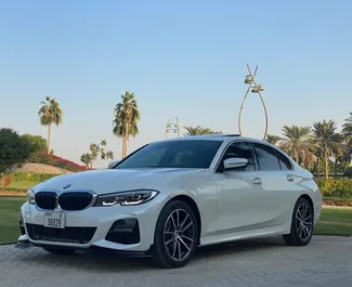 Priekinė automobilio, kurį nuomojate BMW 330i Dubajuje, JAE vaizdas ✓ Automobilis #5980. ✓ Pavarų dėžė Automatinis TM ✓ Atsiliepimai 0.