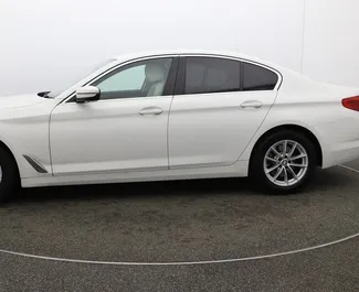 Frontvisning af en udlejnings BMW 520i i Limassol, Cypern ✓ Bil #5928. ✓ Automatisk TM ✓ 0 anmeldelser.