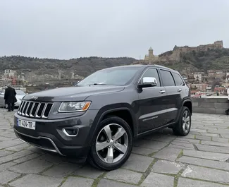 Frontvisning av en leiebil Jeep Grand Cherokee i Tbilisi, Georgia ✓ Bil #5504. ✓ Automatisk TM ✓ 1 anmeldelser.