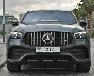 Vista frontal de un Mercedes-Benz GLE Coupe de alquiler en Dubai, EAU ✓ Coche n.º 6166. ✓ Automático TM ✓ 0 opiniones.