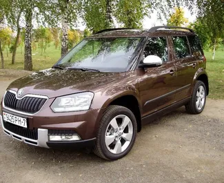 Sprednji pogled najetega avtomobila Skoda Yeti v v Minsku, Belorusija ✓ Avtomobil #5835. ✓ Menjalnik Samodejno TM ✓ Mnenja 0.