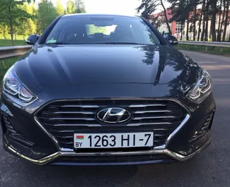 Sprednji pogled najetega avtomobila Hyundai Sonata v v Minsku, Belorusija ✓ Avtomobil #5838. ✓ Menjalnik Samodejno TM ✓ Mnenja 0.