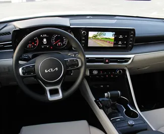 Kia K5 nuoma. Komfortiškas, Premium automobilis nuomai JAE ✓ Depozitas 1500 AED ✓ Draudimo pasirinkimai: TPL, CDW.