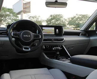 Interior do Kia K5 para aluguer nos Emirados Árabes Unidos. Um excelente carro de 5 lugares com transmissão Automático.