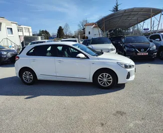 Vista frontal de un Hyundai i30 de alquiler en el aeropuerto de Salónica, Grecia ✓ Coche n.º 6034. ✓ Manual TM ✓ 0 opiniones.